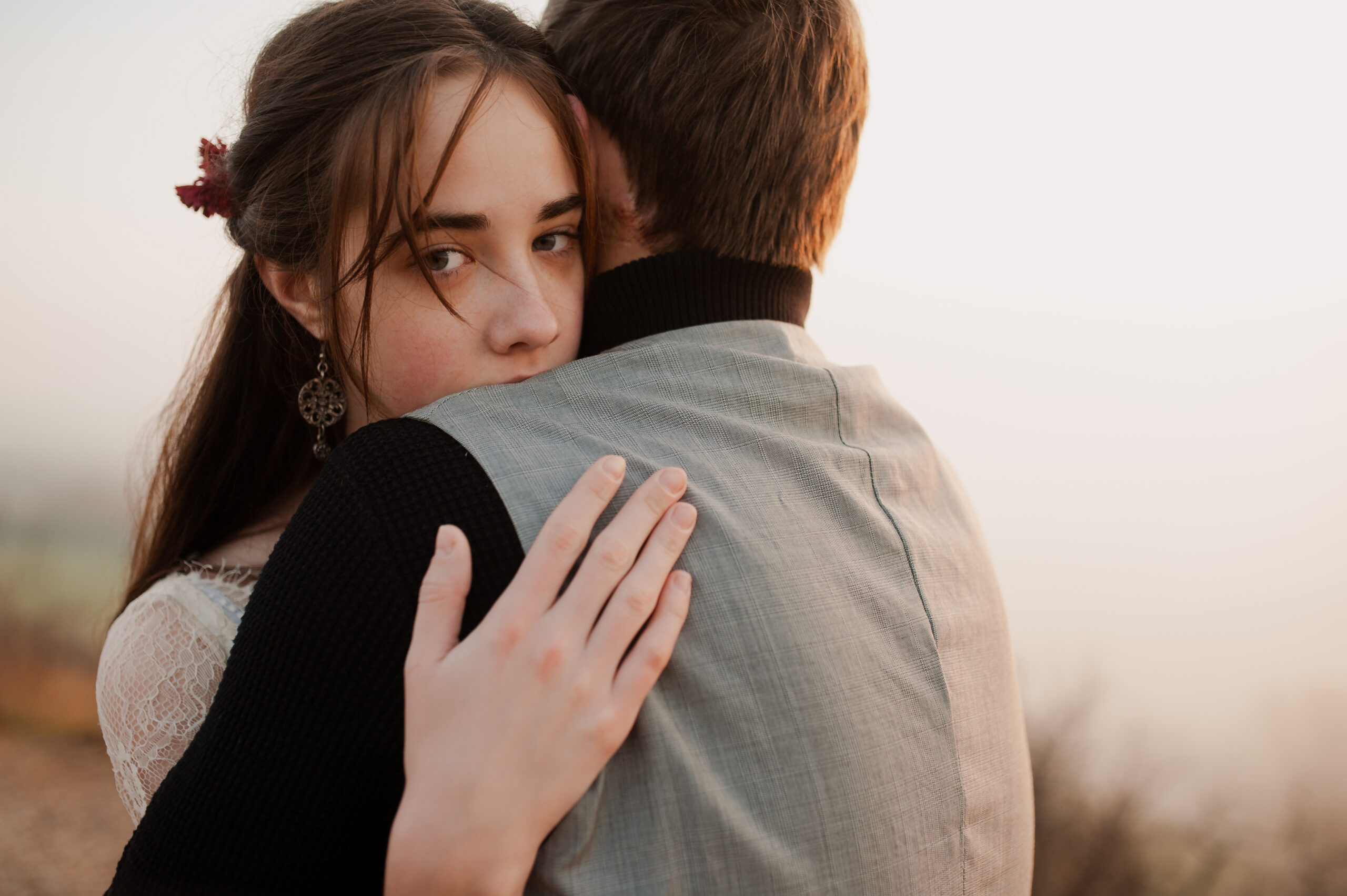 Я замужем но влюбилась. A guy hugs a girl Drama. Guys and girls. A girl hugs a guy with her. The guy follows the girl in profile.